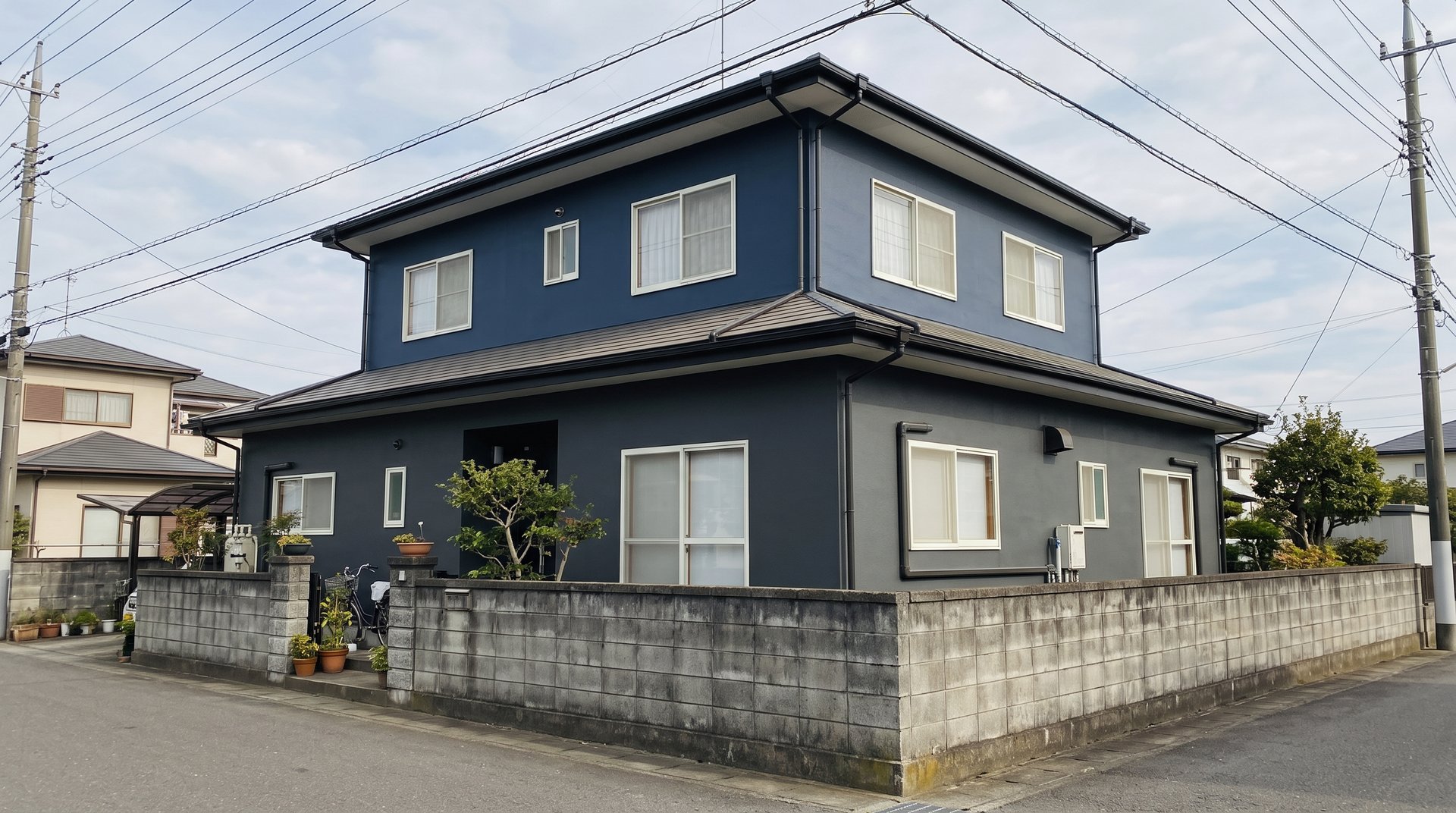 ダークグレーとダークブルーに塗り替えた住宅の外壁(イメージ)