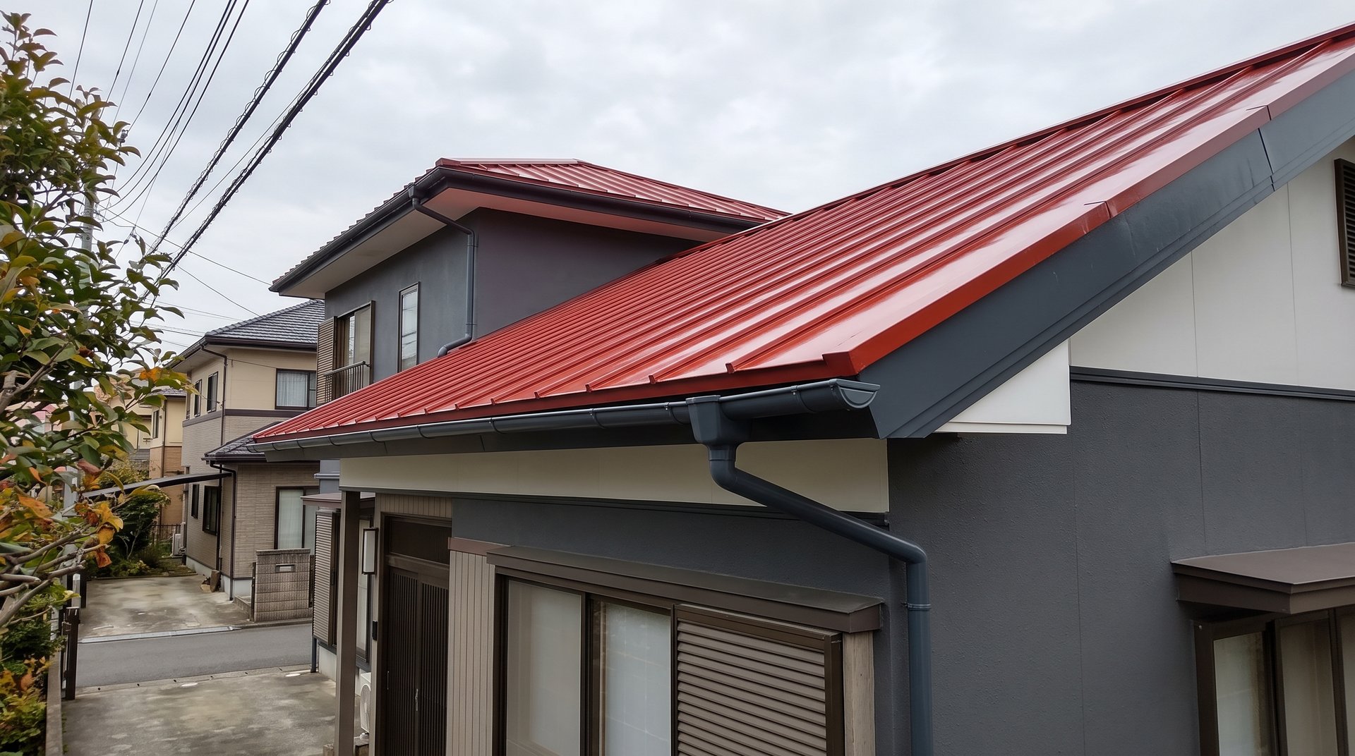 赤く塗り替えた屋根と、雨どい・破風(イメージ)